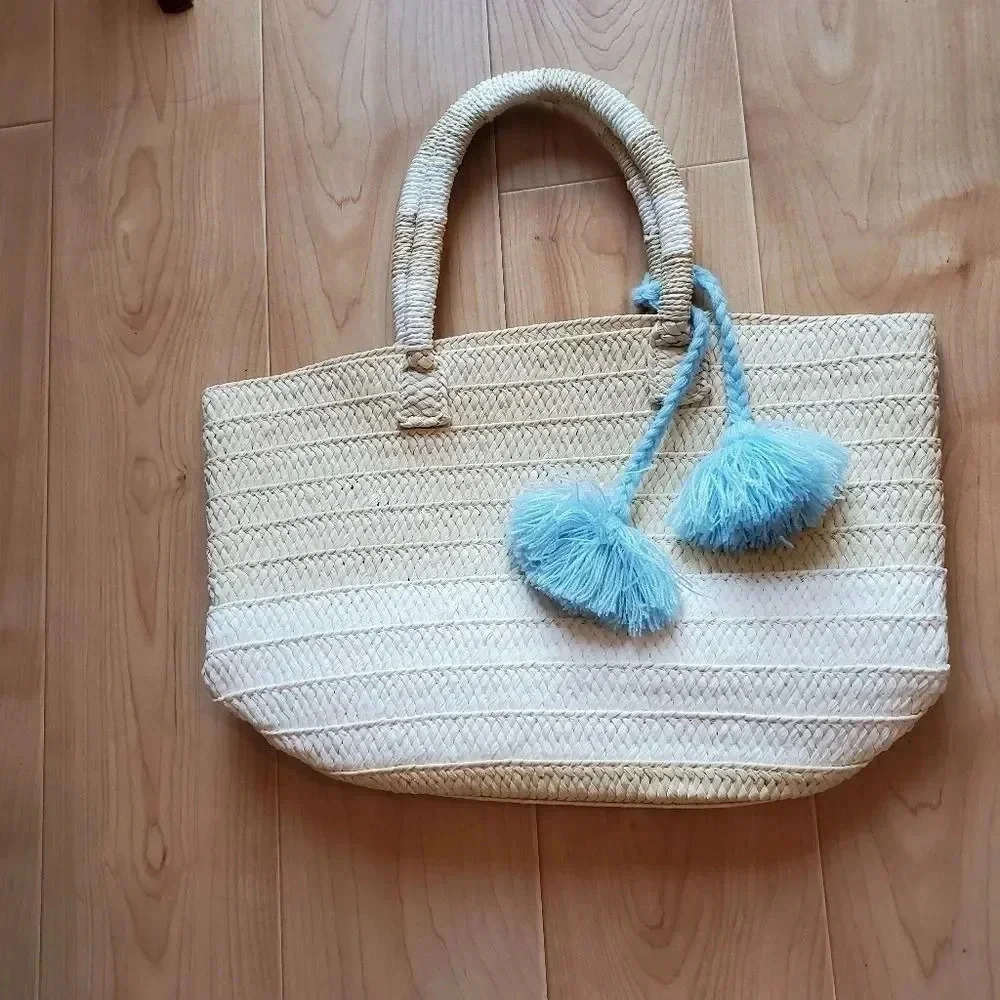 Nwot Altru tote with blue removable tassel